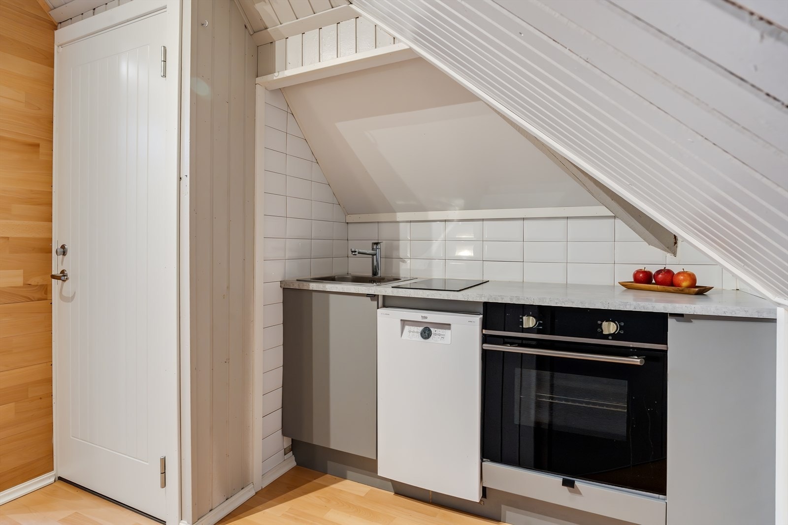 Rom innredet som koselig og funksjonelt kjøkken. Dette har integrert stekeovn, koketopp og vaskemaskin (disse medfølger i handelen). Galleribilde