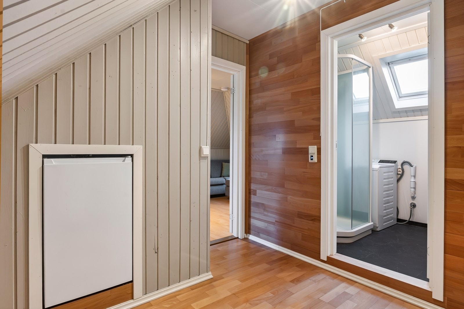 Kjøleskapet er praktisk bygget inn i vegg for plassbesparelse. Galleribilde