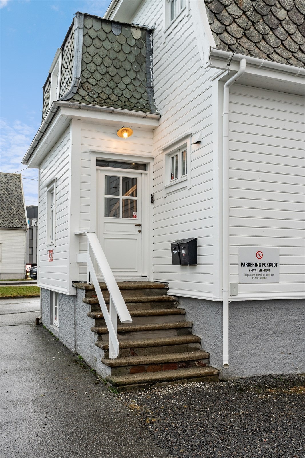 Inngangsparti for 2.etasje og loftsetasje. Galleribilde