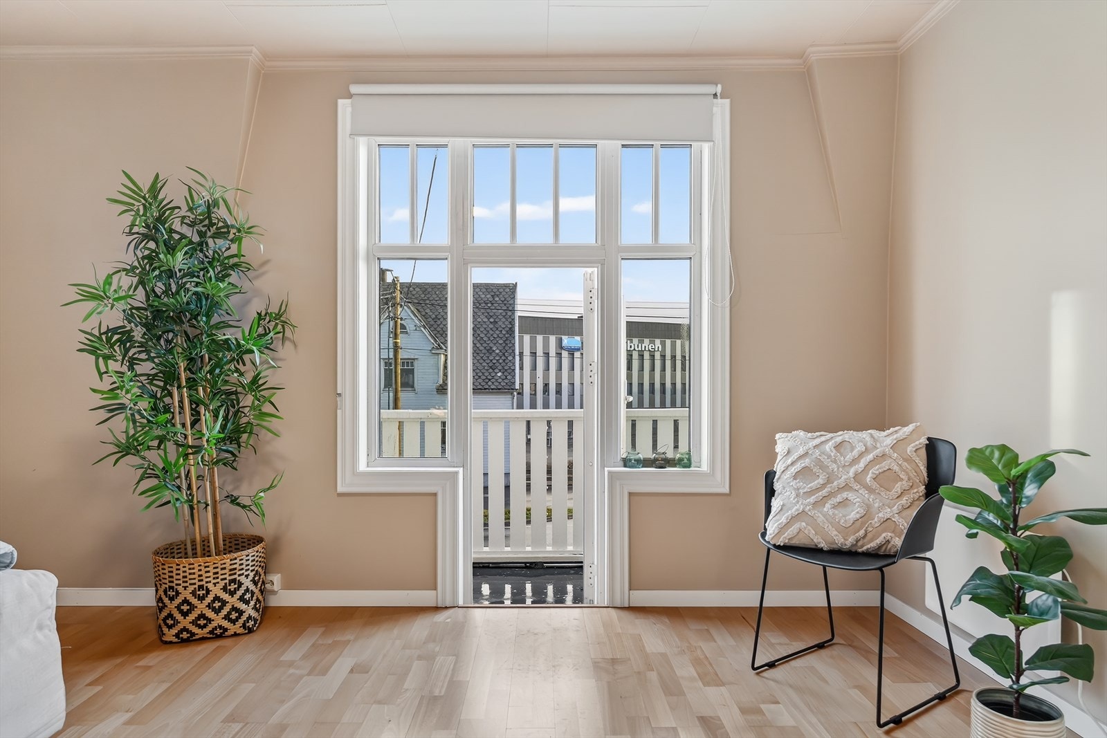 Fra rommet er det direkte utgang til en herlig balkong. Galleribilde