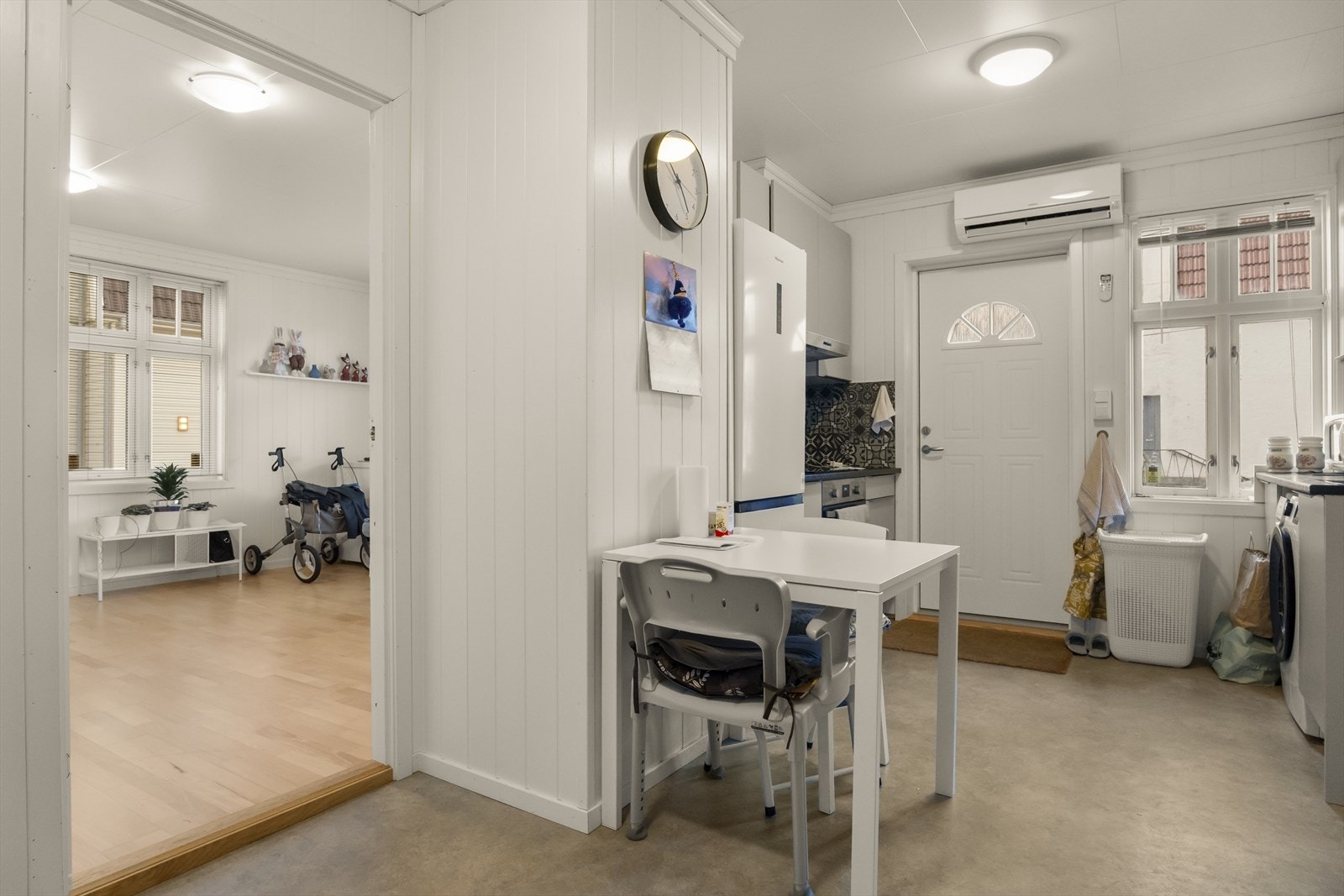 Kjøkkenet har plass til et lite spisebord og en hyggelig spisesone. Kjøkkenet har opplegg for vaskemaskin (vaskemaskin medfølger i handelen). Galleribilde