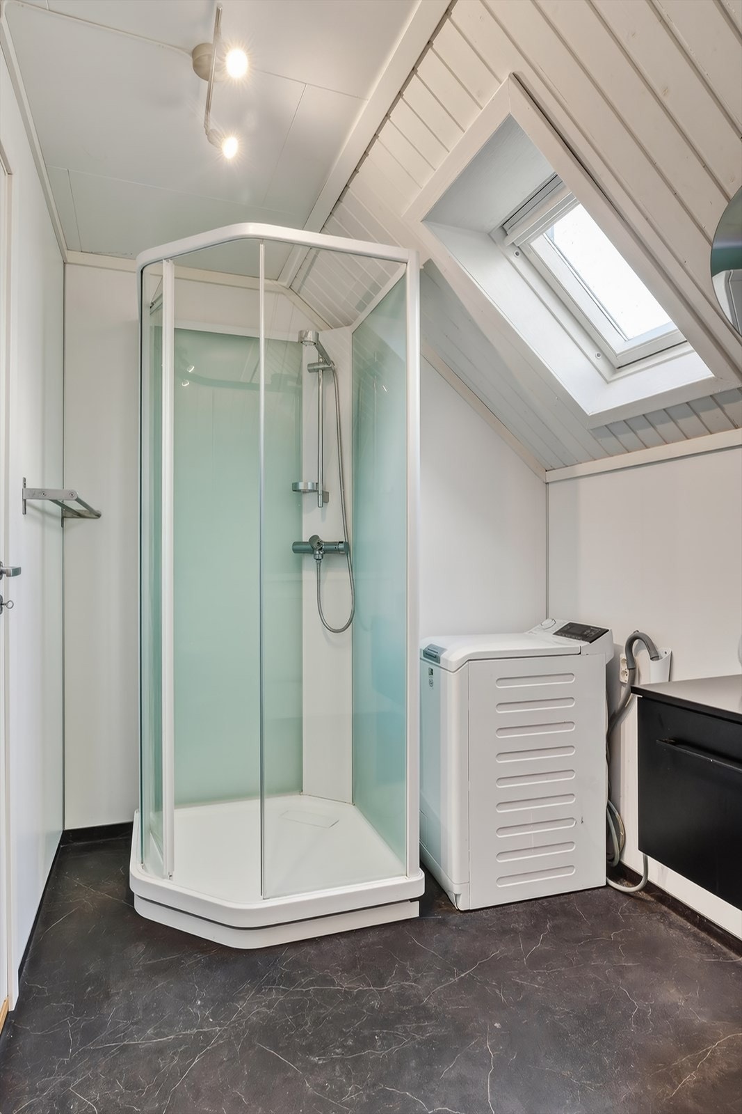 Rommet er også utstyrt med praktisk dusjkabinett og har opplegg for vaskemaskin (vaskemaskin medfølger i handelen). Galleribilde