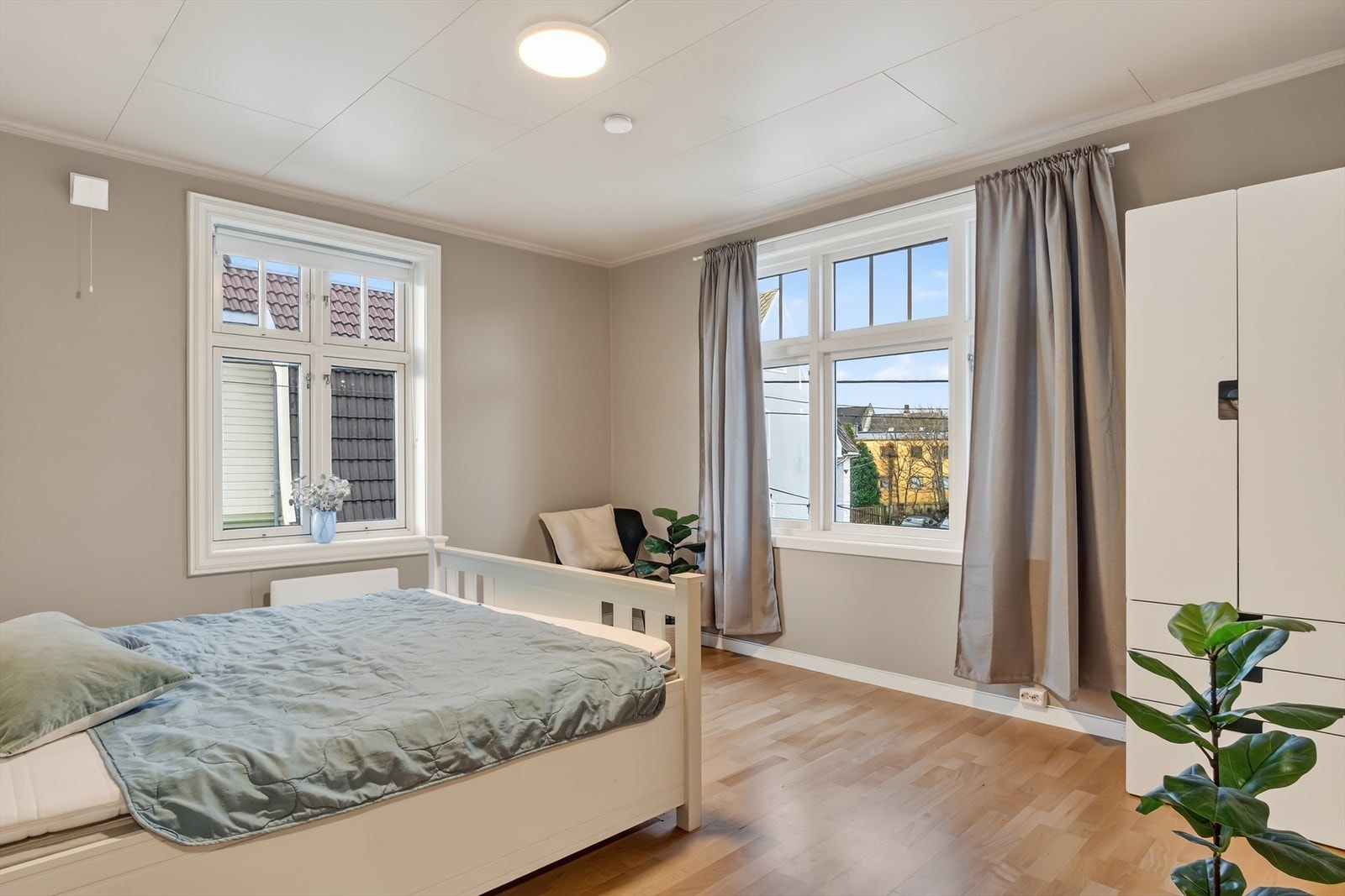 Rommet er innredet med garderobeskap og har i tillegg plass til annen møblering. Galleribilde