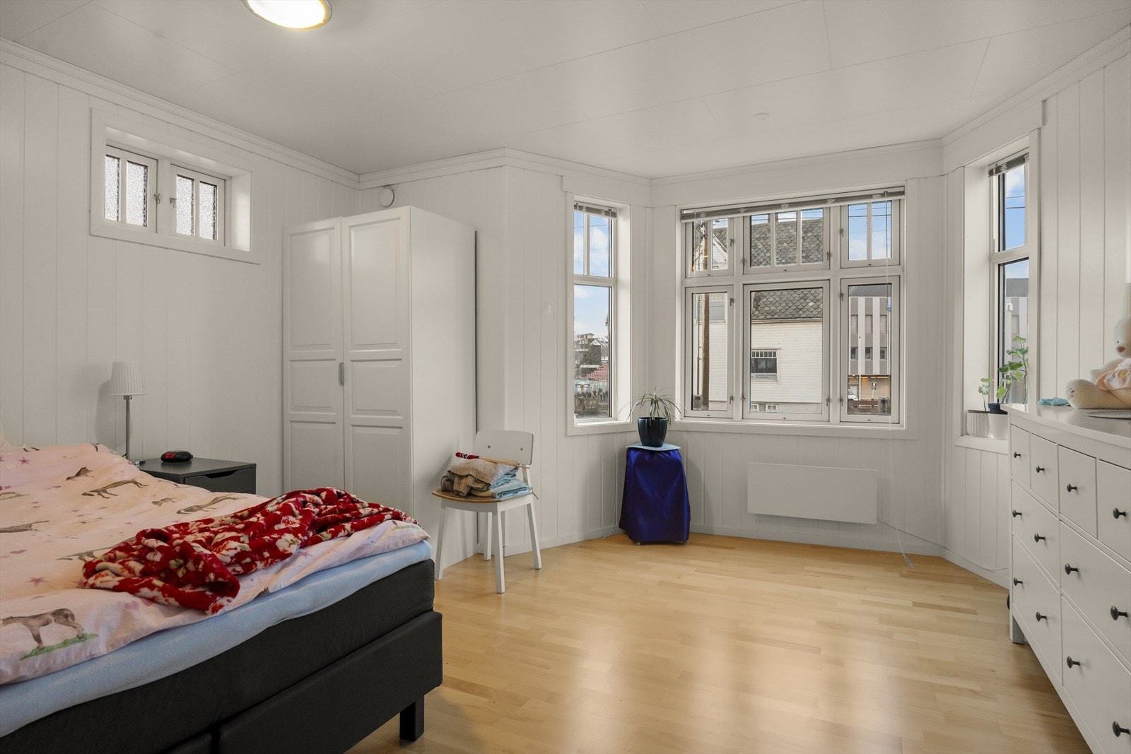 Rom innredet som soverom av svært god størrelse med plass til ulik møblering. Galleribilde