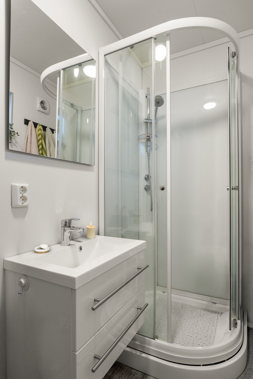 Lyst baderom med pen baderomsinnredning i høyglans. Galleribilde