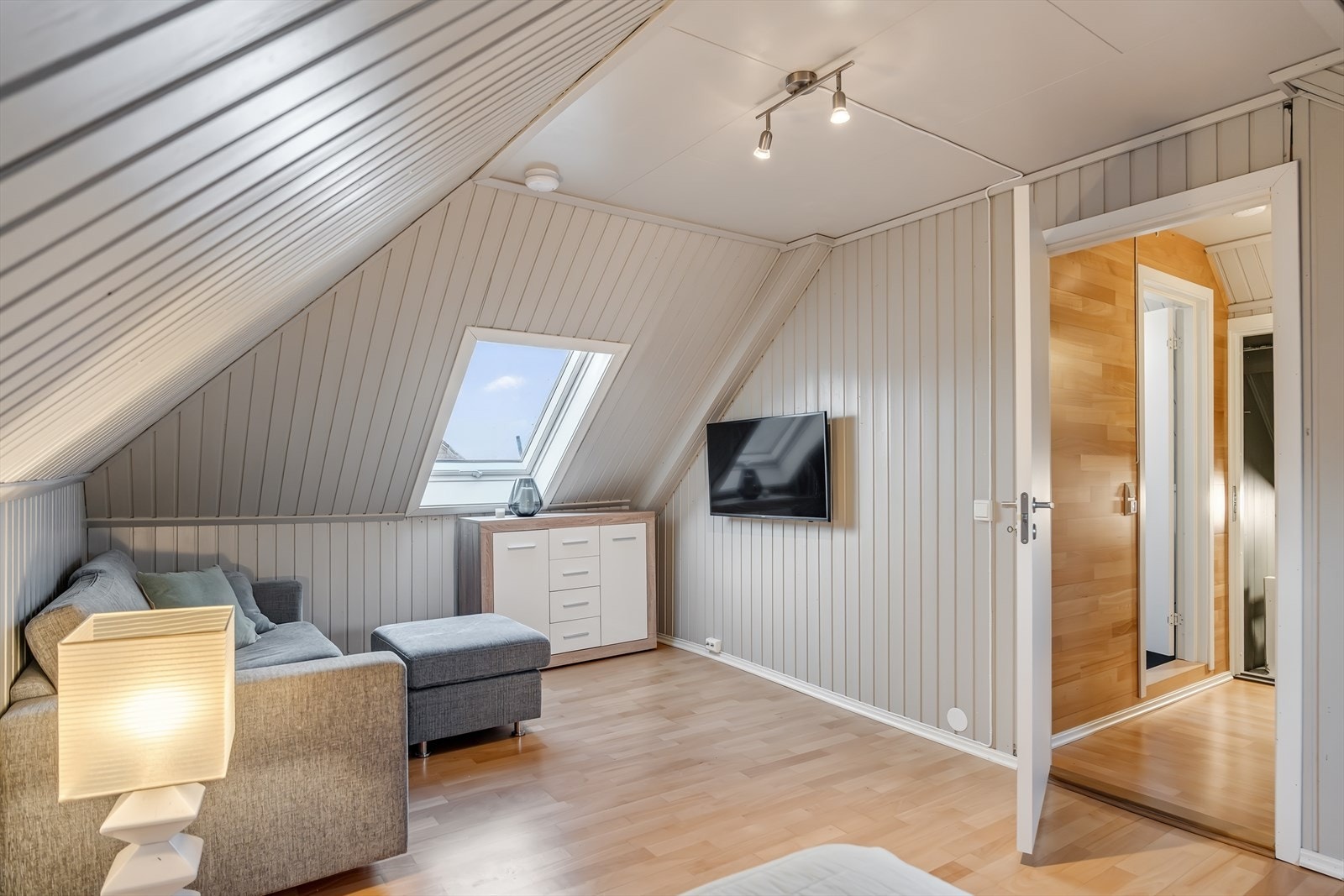 Rom innredet som lys og trivelig stue/soverom med plass til å møblere i ulike soner. Galleribilde