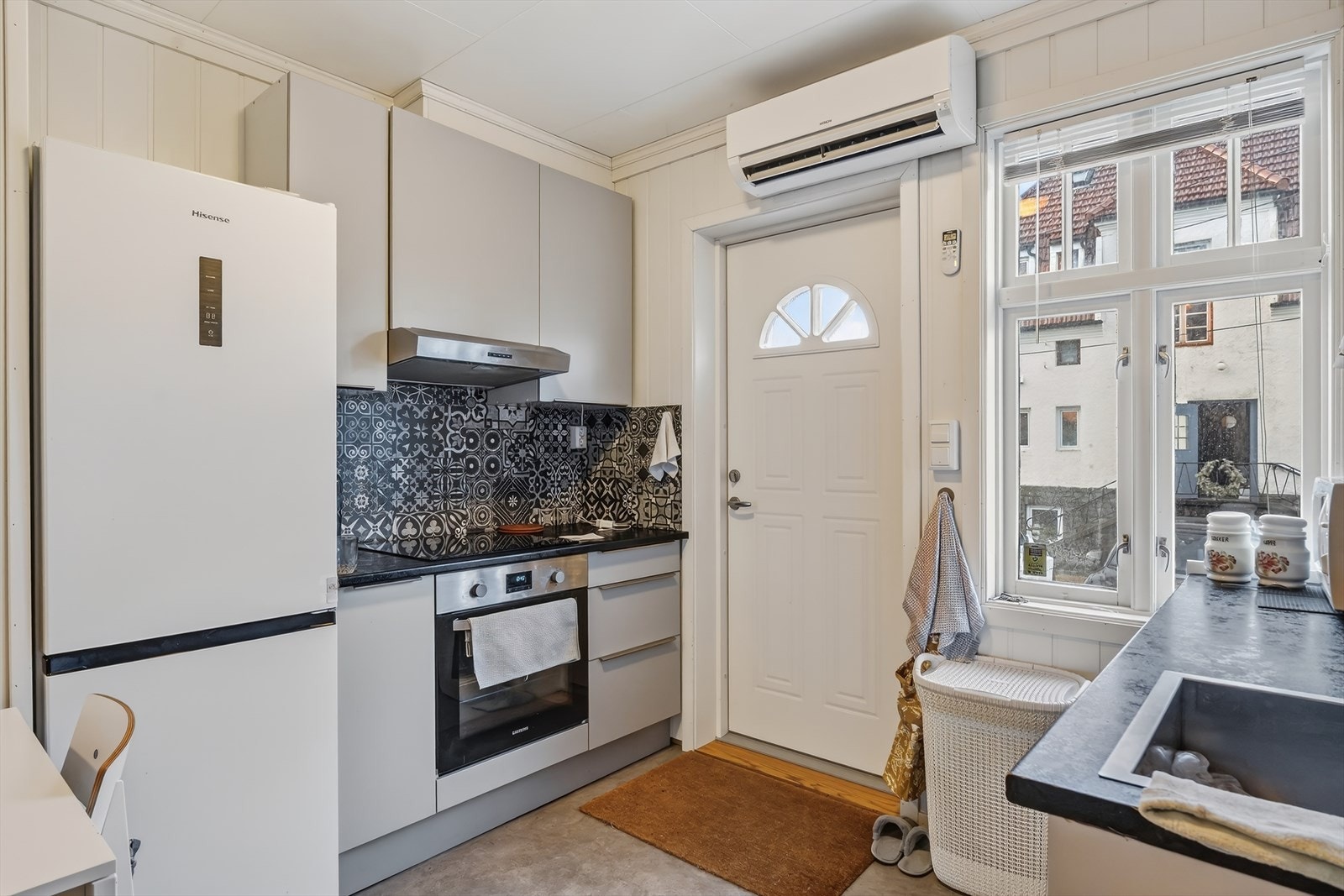 Lyst og funksjonelt kjøkken med frittstående kjøleskap/frys og integrert stekeovn (disse medfølger i handelen). Det store vinduet gir rikelig med dagslys og gode arbeidsforhold. Galleribilde