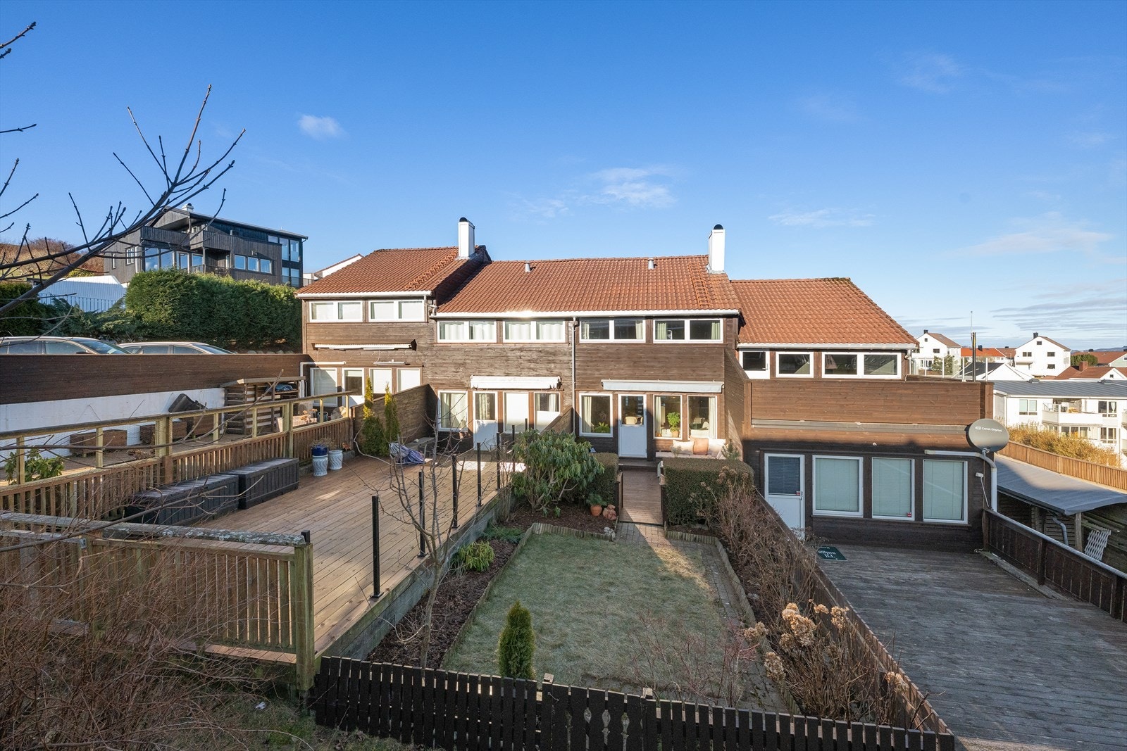 Dette rekkehuset har en romslig terrasse med tilkomst rett ut fra stua Galleribilde