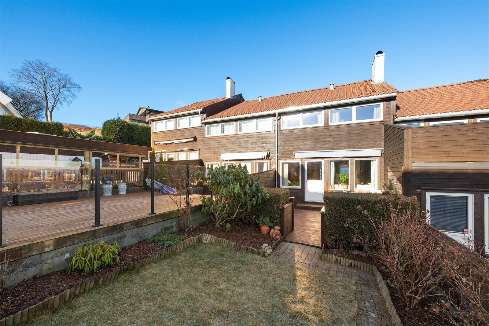 Plenen er omkranset av bed med fin beplantning Galleribilde