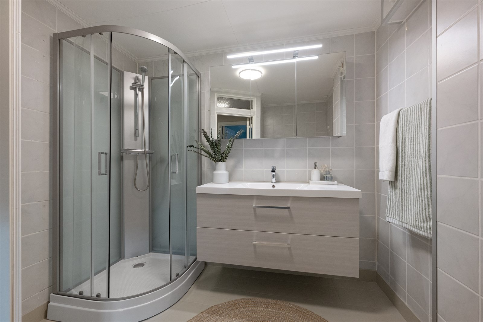 Nytt dusjkabinett fra 2026: satt opp og montert selv, men koblet til vann av rørlegger Galleribilde