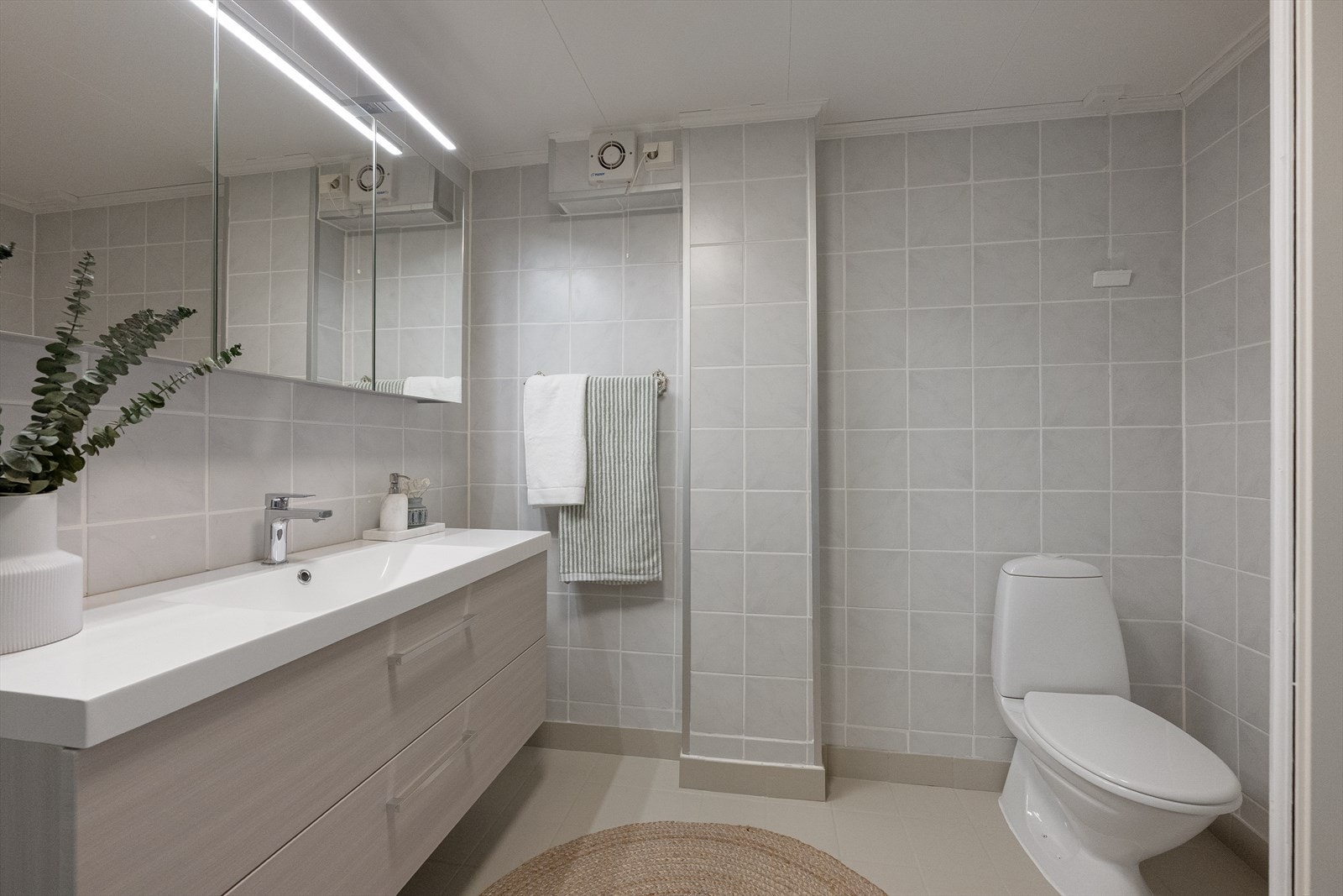 Pent baderom med toalett og dusj Galleribilde