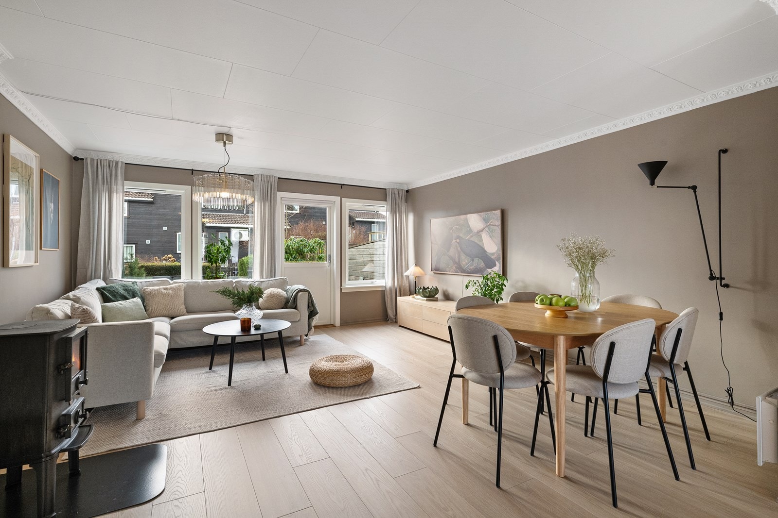 Vegger i hele boligen, trapper og tak i kjeller er malt lune farger i perioden 2023-2026 Galleribilde