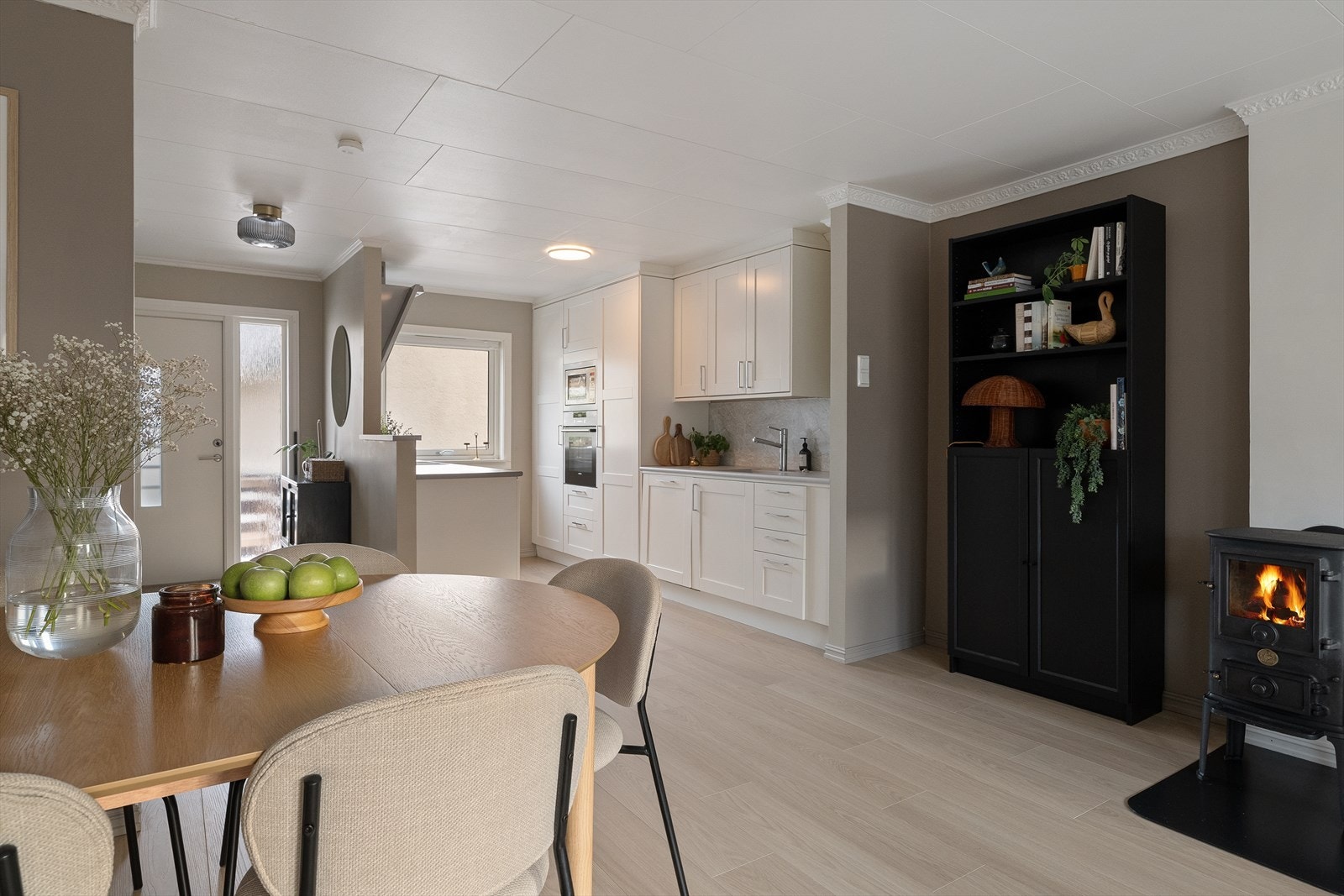 Pent og praktisk kjøkken fra 2013, med god skap- og arbeidsplass Galleribilde