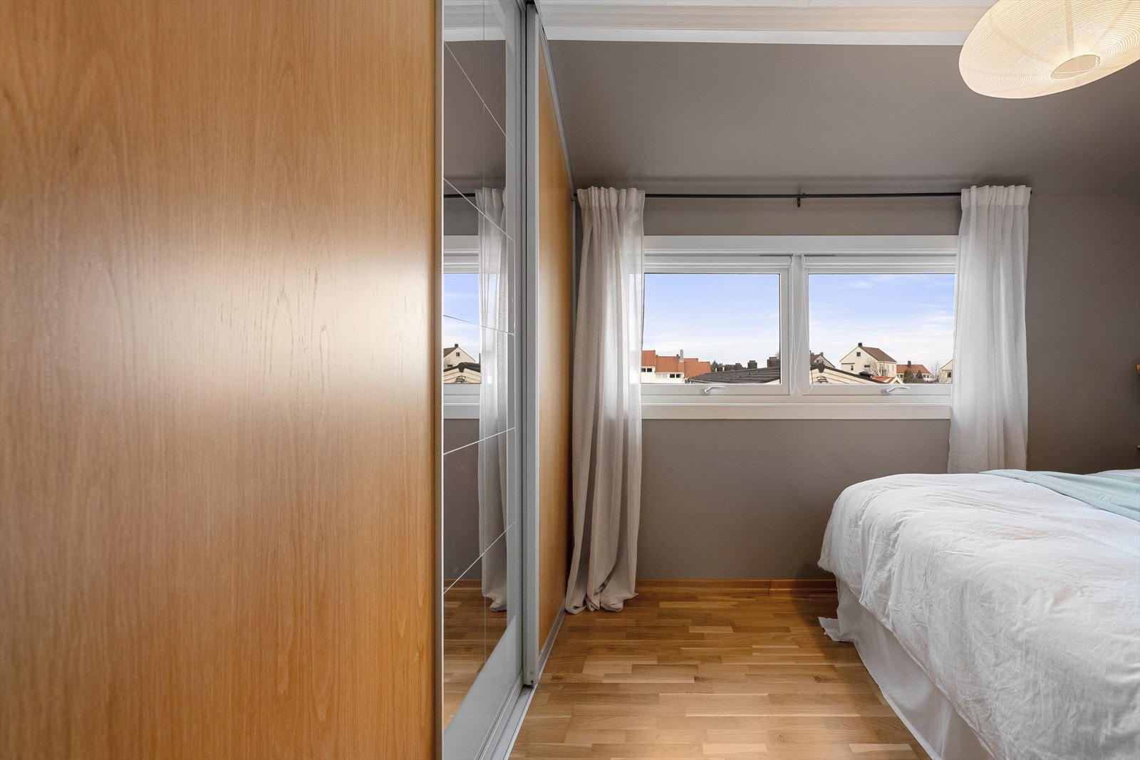 Soverommet har stor og god garderobeplass Galleribilde