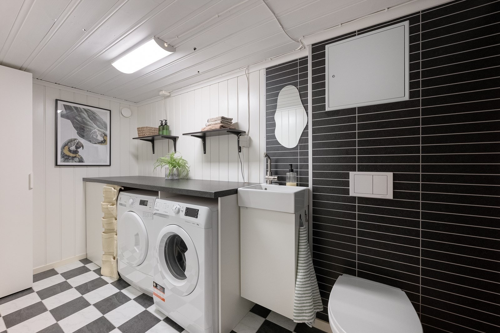 Bod i kjeller brukt som vaskerom og ekstra toalettrom Galleribilde