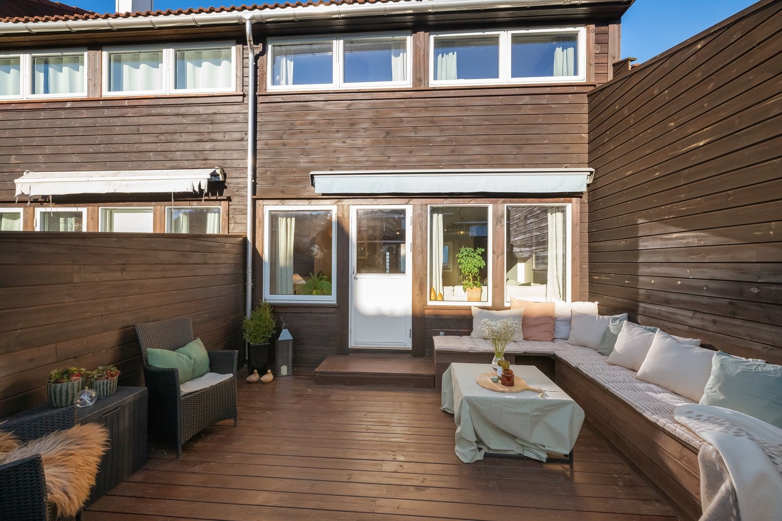 Terrassen har god plass til flere møbler, planter og grill - her kan fine stunder nytes Galleribilde