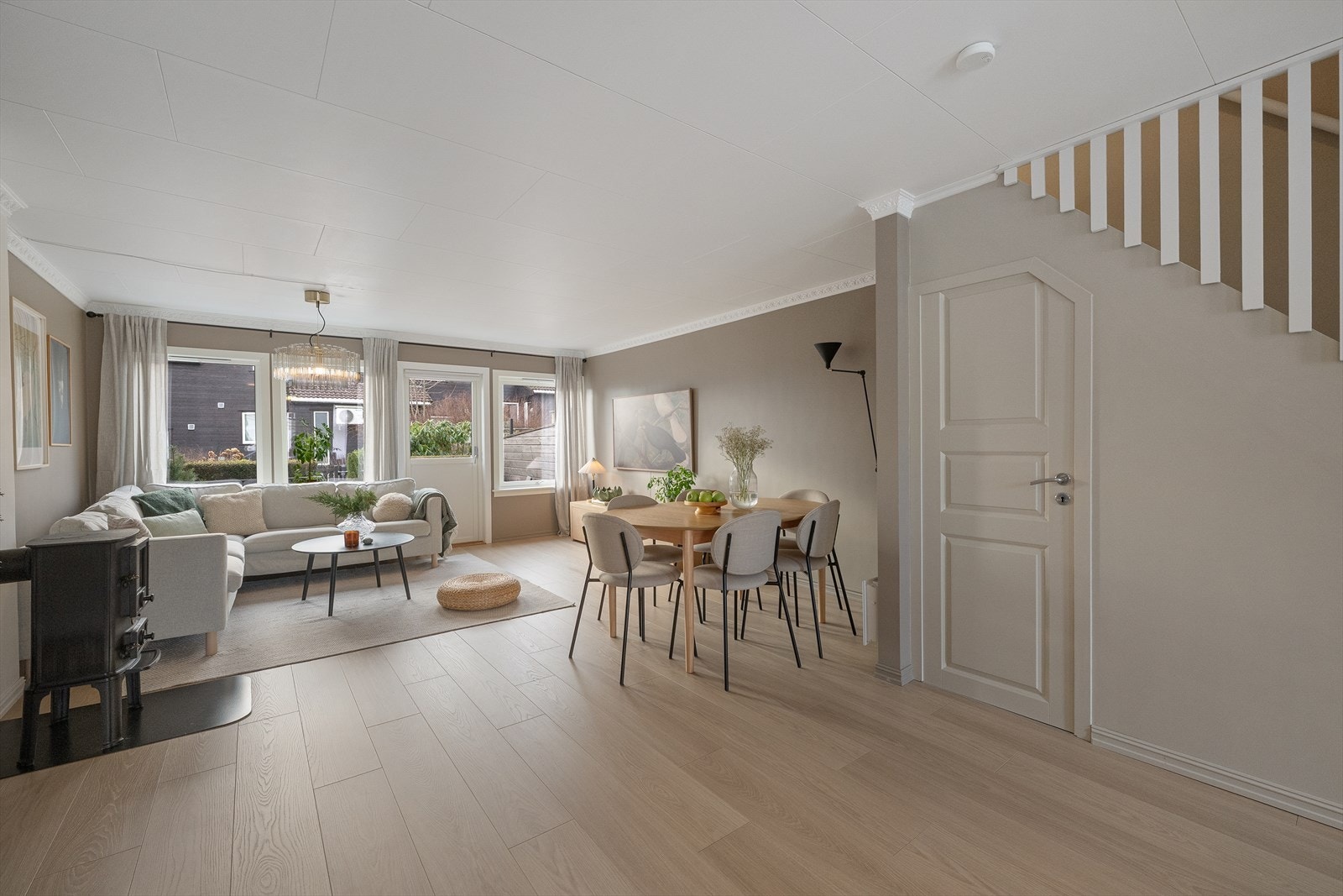 Åpen og lys stue med kjøkken og tilkomst rett ut til terrasse og hage. Nytt laminatgulv i stue og kjøkken fra 2024 Galleribilde