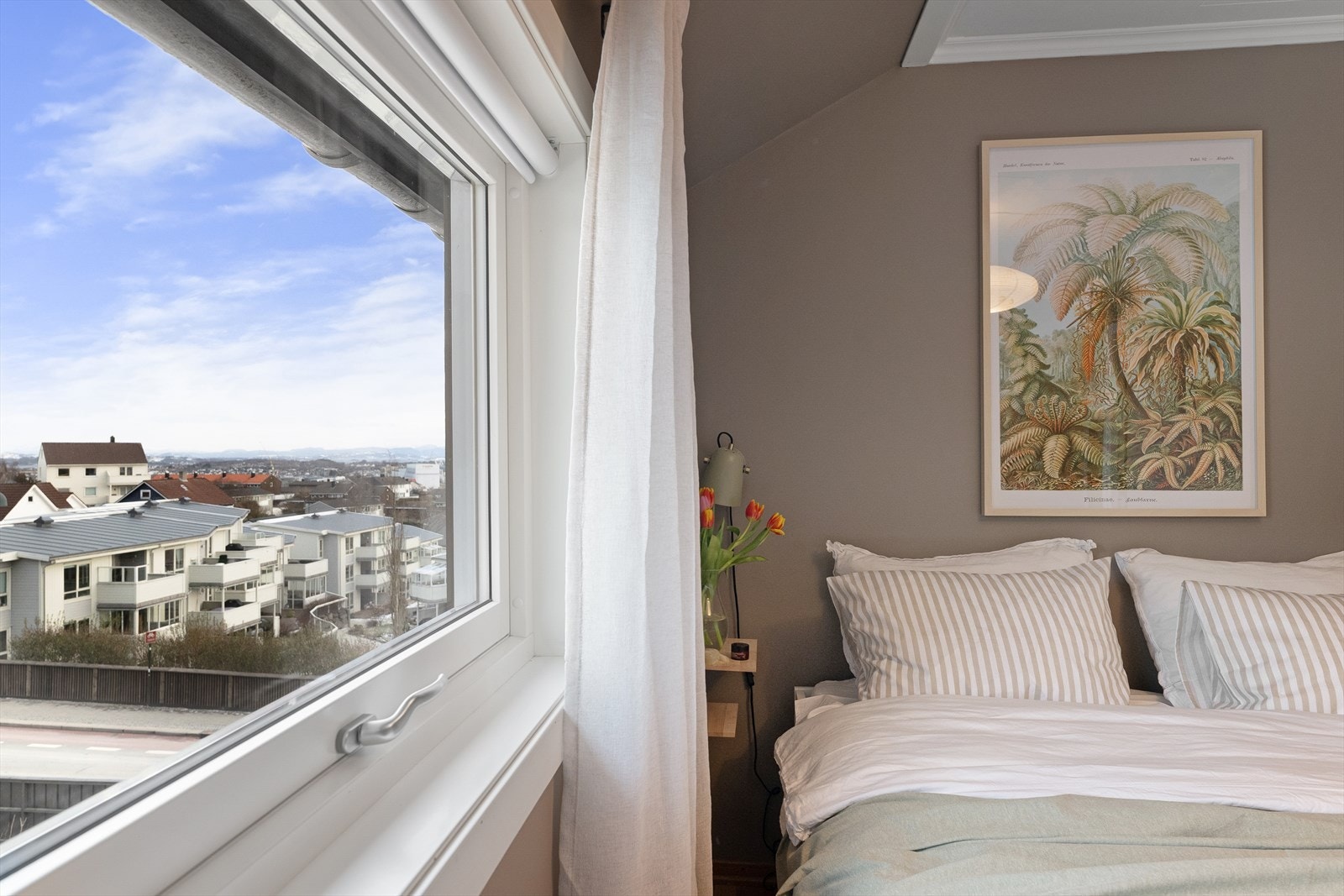 Deilig utsikt/utsyn fra 2. et. fra begge sider av boligen Galleribilde