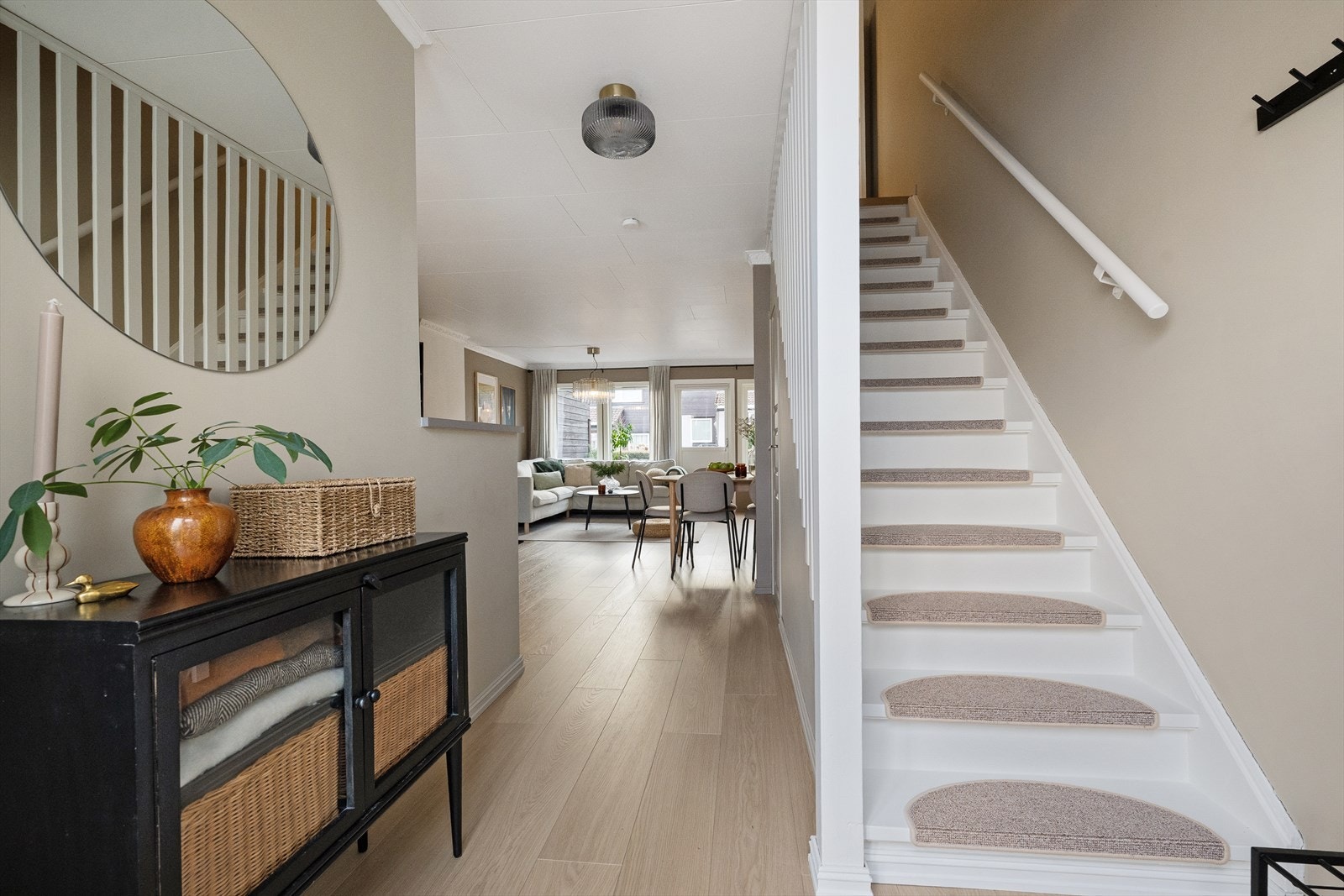 Lekker, lyst og sjarmerende rekkehus med herlig atmosfære. Boligen går over 3 plan Galleribilde