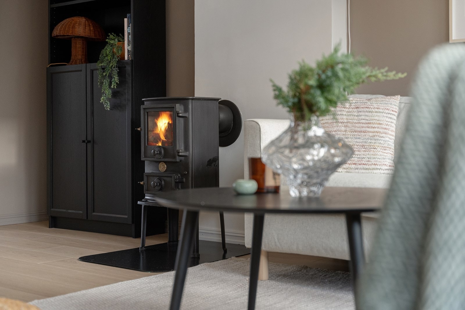 Mellom stue og kjøkken er det en koselig vedovn som gir lun og god varme på kalde dager Galleribilde