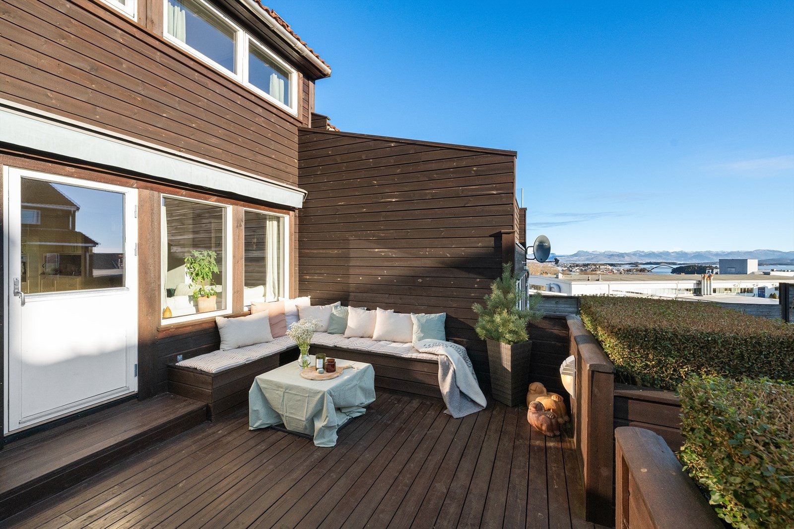 Hagen er vendt mot sør/sørøst og terrassen har om sommeren sol fra formiddagen til ca kl 17-18. I hagen er det sol til rundt kl 19 Galleribilde