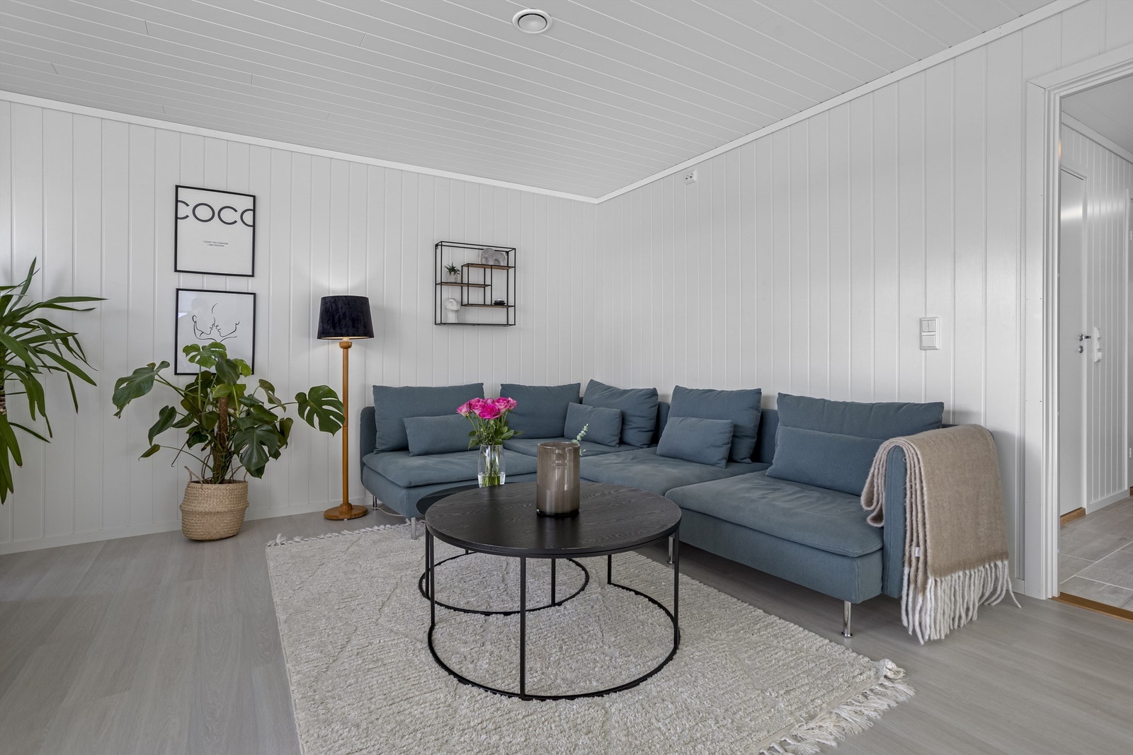 Rommet har en god takhøyde på 2,42 meter, malte panelplater på veggene og laminat på gulvet. Galleribilde