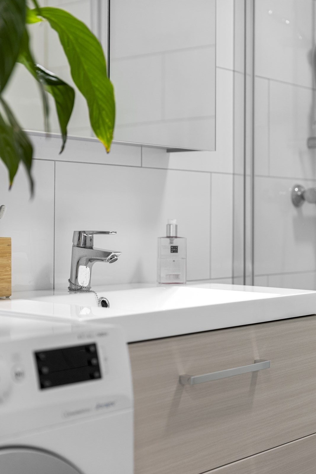 Servantinnredningen har skuffer for oppbevaring og et speilskap med overlys. Galleribilde