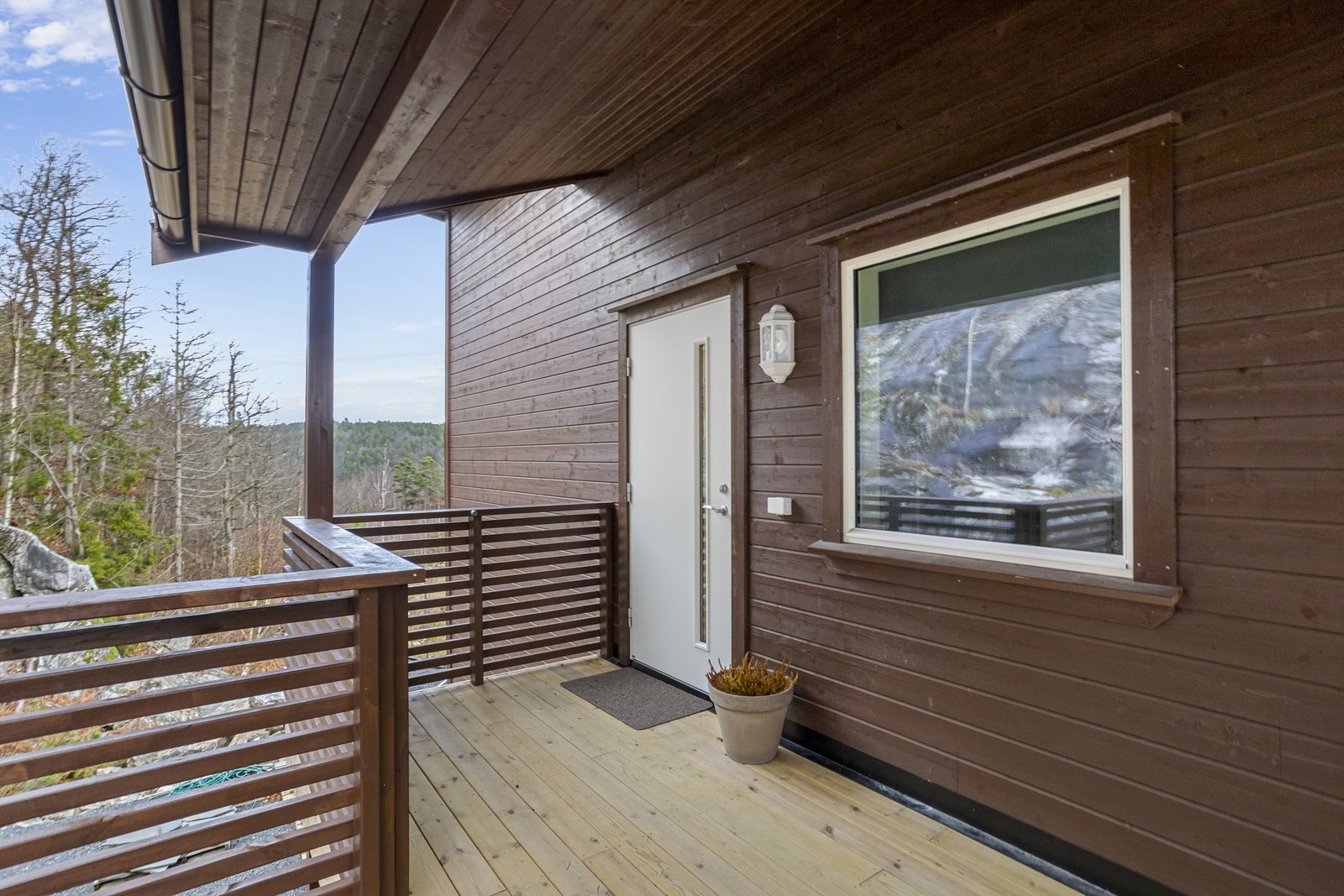 Leiligheten har adkomst via en felles trapp og svalgang i trekonstruksjoner. Galleribilde