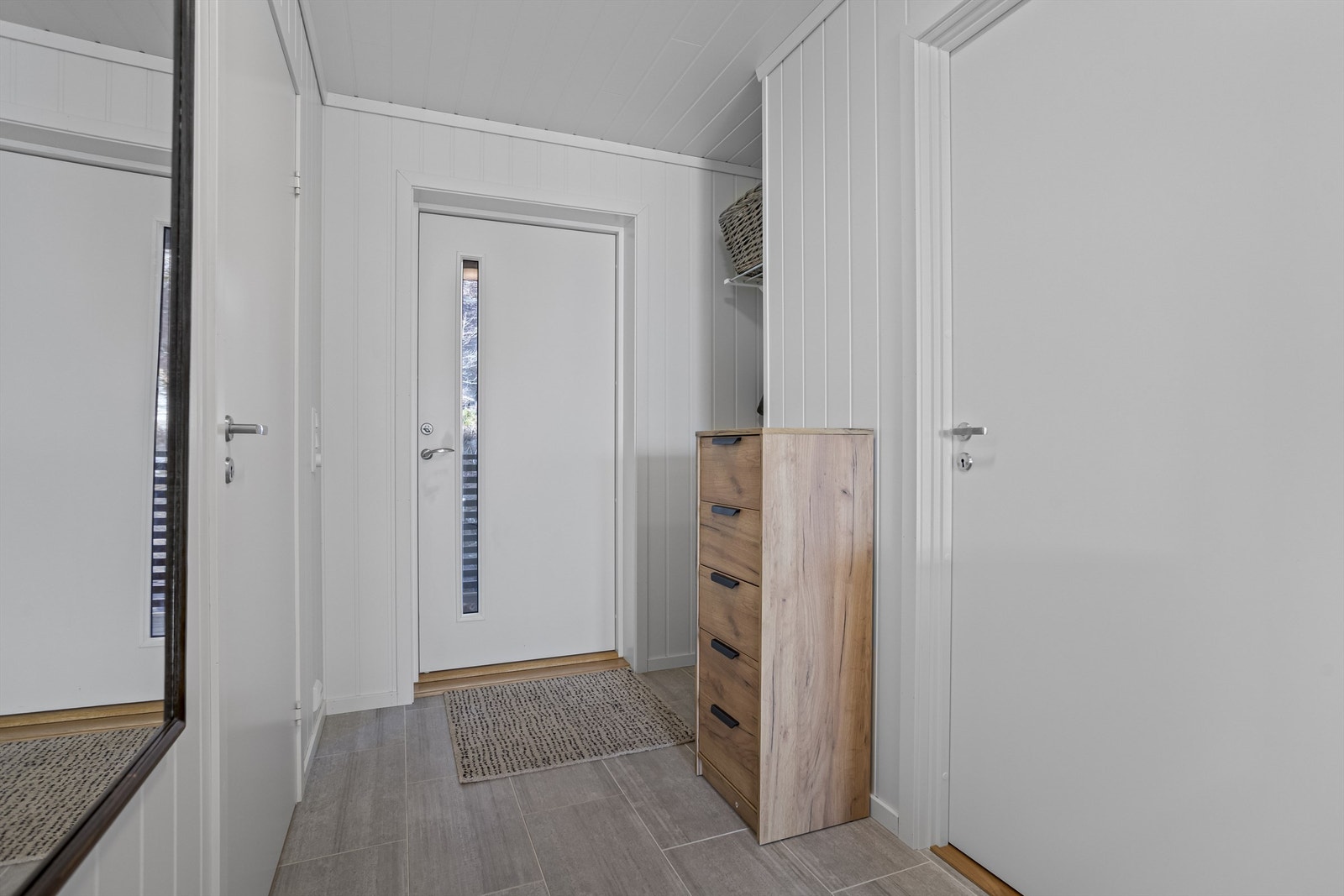 Entré med flislagt gulv og gulvvarme. Galleribilde