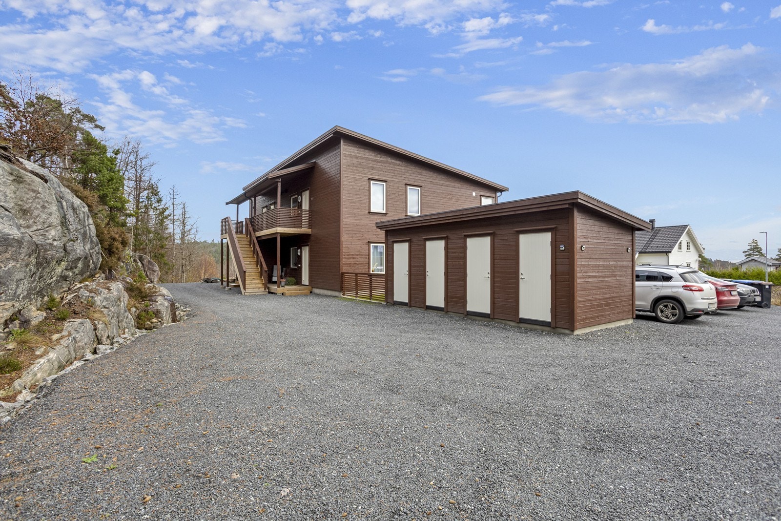 Til leiligheten hører en frittstående bod på 5 m² i rekke på fellesområdet. Galleribilde