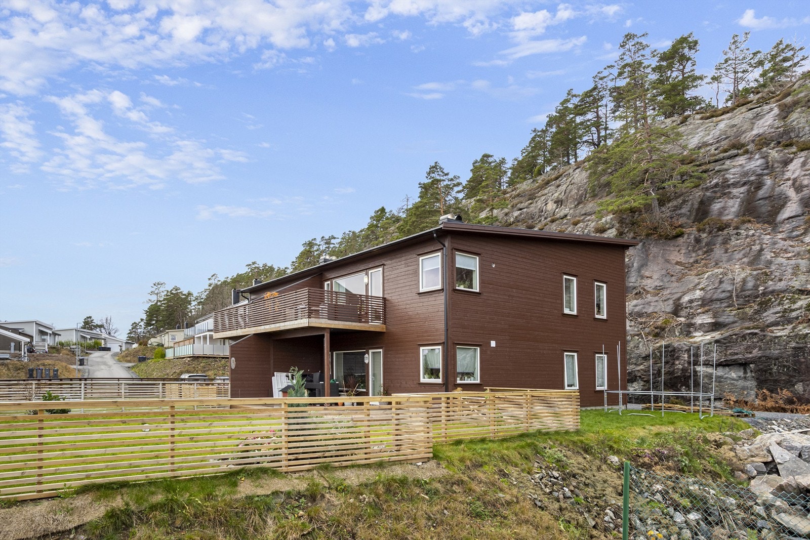 Eiendommen ligger i et stille og rolig nabolag med en sentrumsnær beliggenhet. Galleribilde