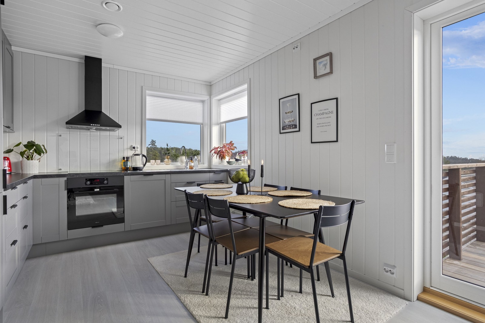 Leiligheten fra 2022 har et stilrent Epoq-kjøkken med integrerte hvitevarer som medfølger. Galleribilde