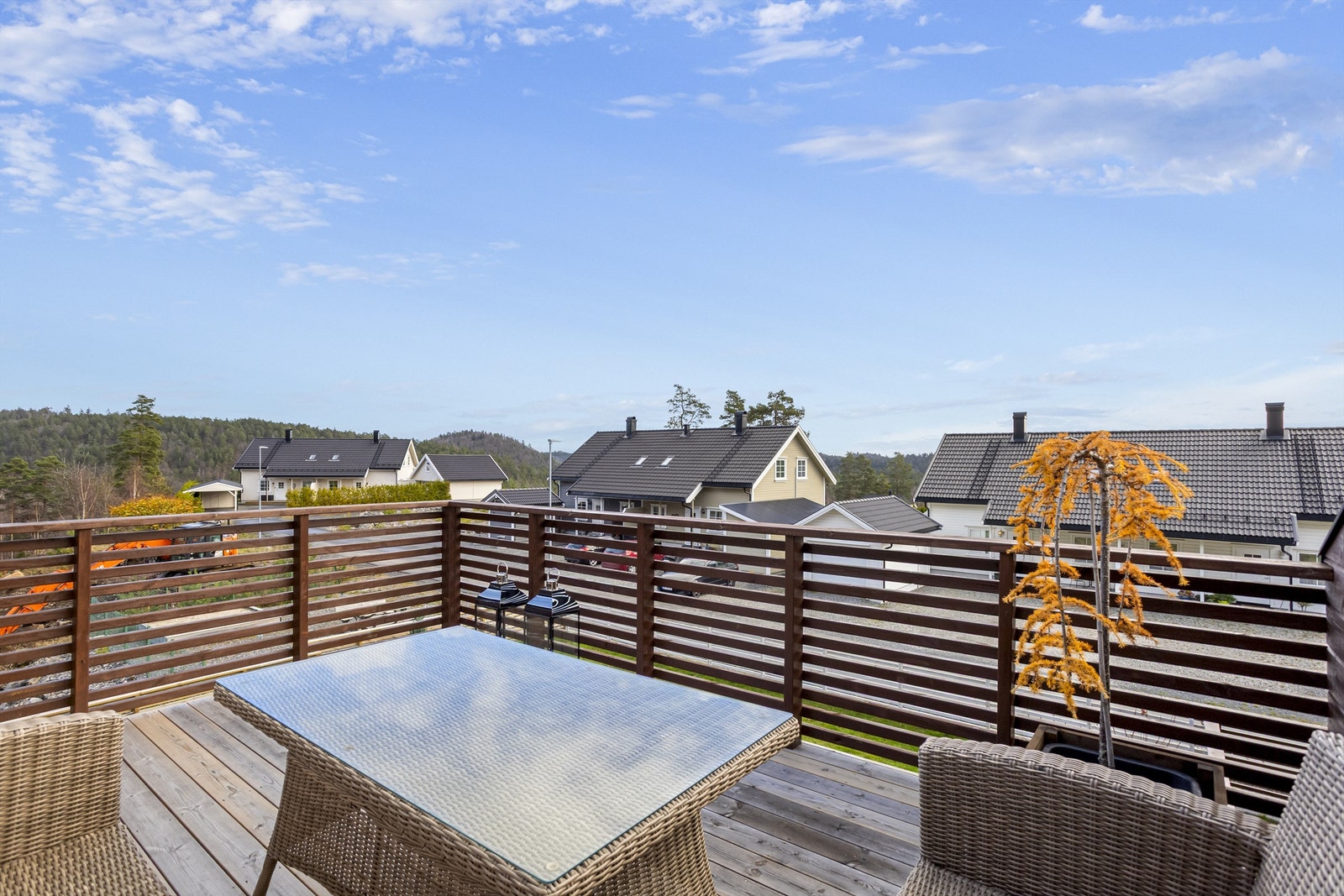 Uteplassen er oppført i trekonstruksjoner med gulv belagt med terrassebord. Galleribilde