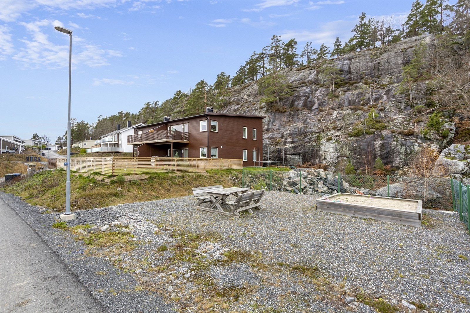 Herfra er det enkel tilgang til turområder, og en snarvei ned til sjøen via Tangenheia. Galleribilde