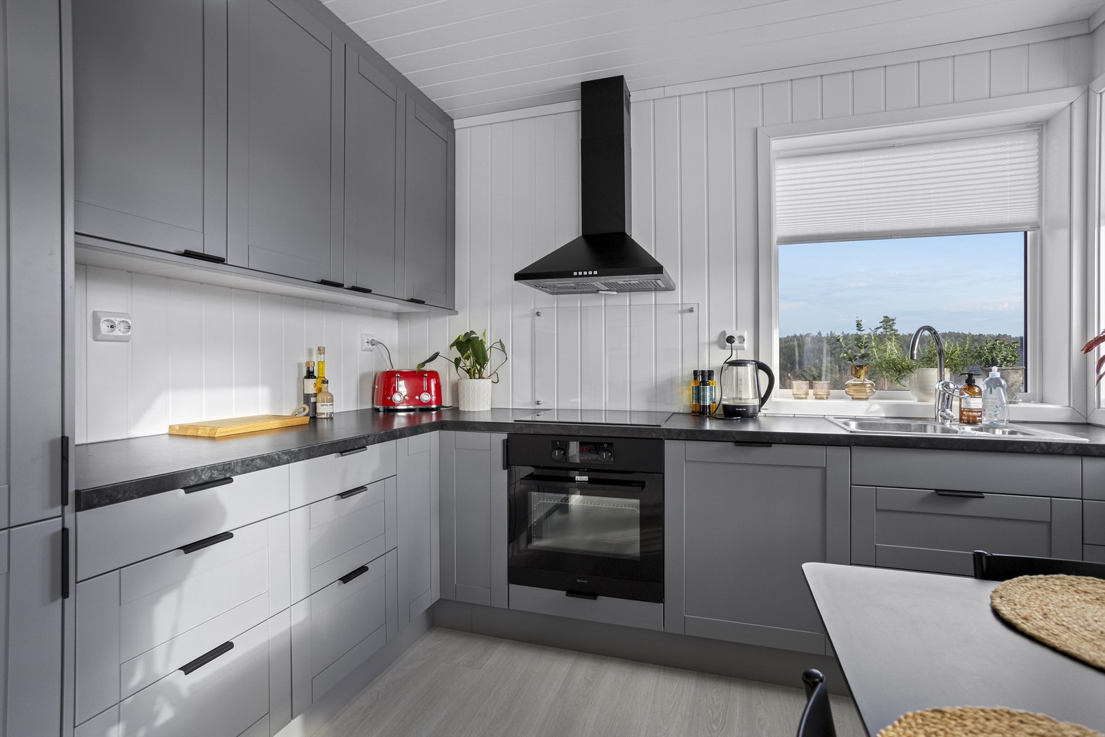 Kjøkkenet har godt med skap- og benkeplass, med en slitesterk laminert benkeplate. Galleribilde