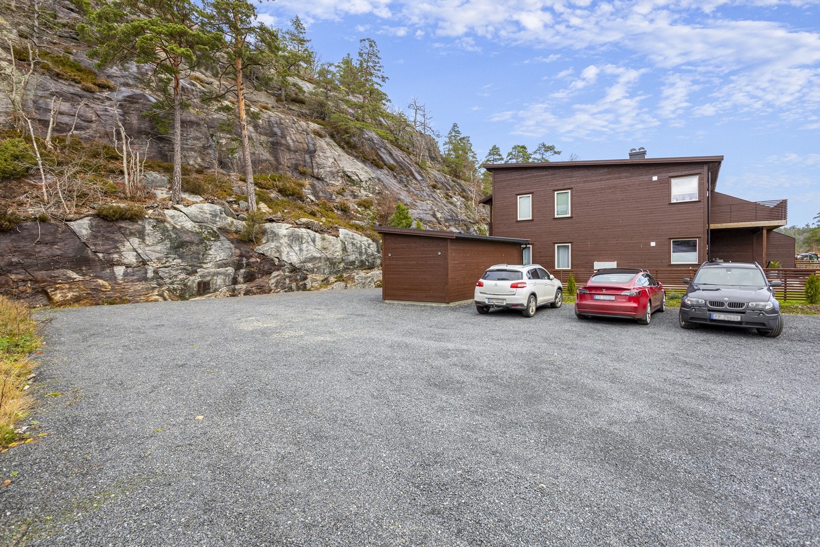 Det er rikelig med parkering på felles, gruset område Galleribilde