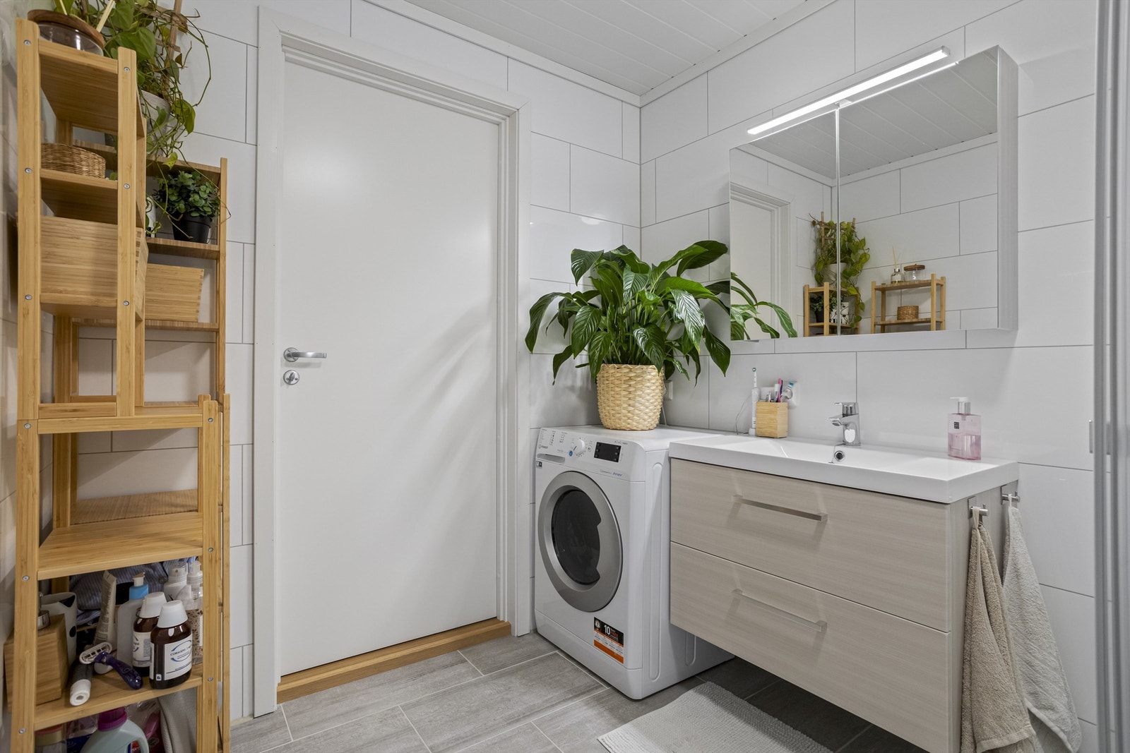 Rommet er utstyrt med vegghengt toalett, servantinnredning og opplegg for vaskemaskin. Galleribilde