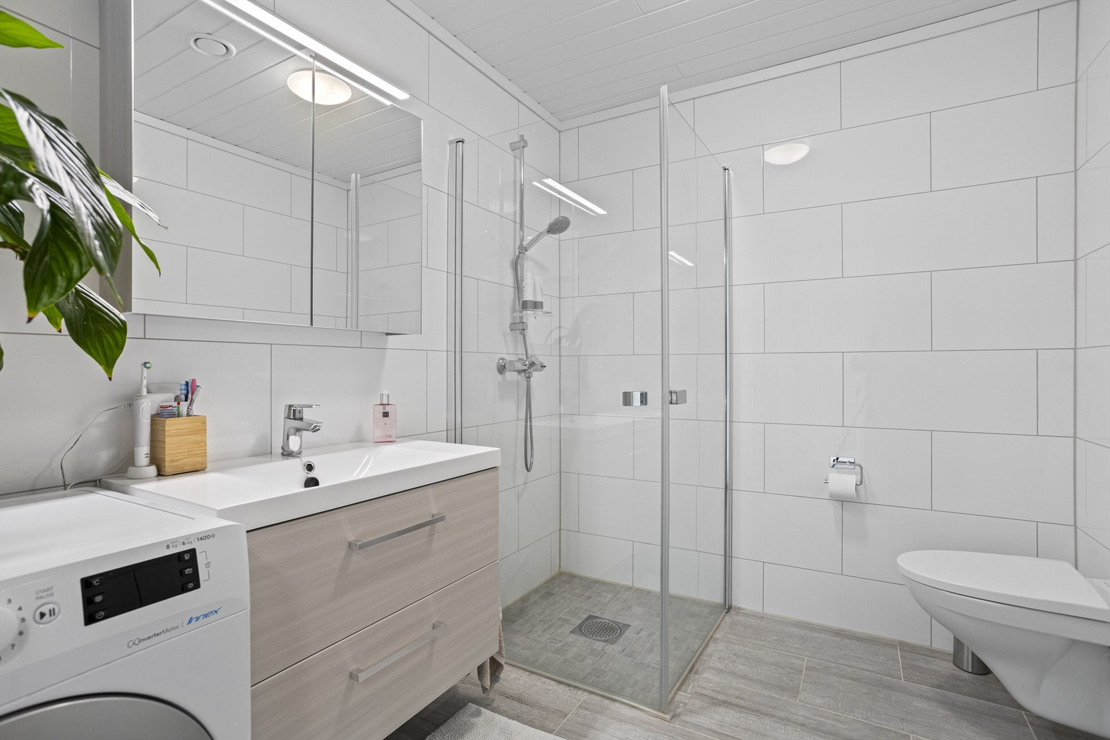 Badet er helfliset og har gulvvarme for ekstra komfort. Galleribilde