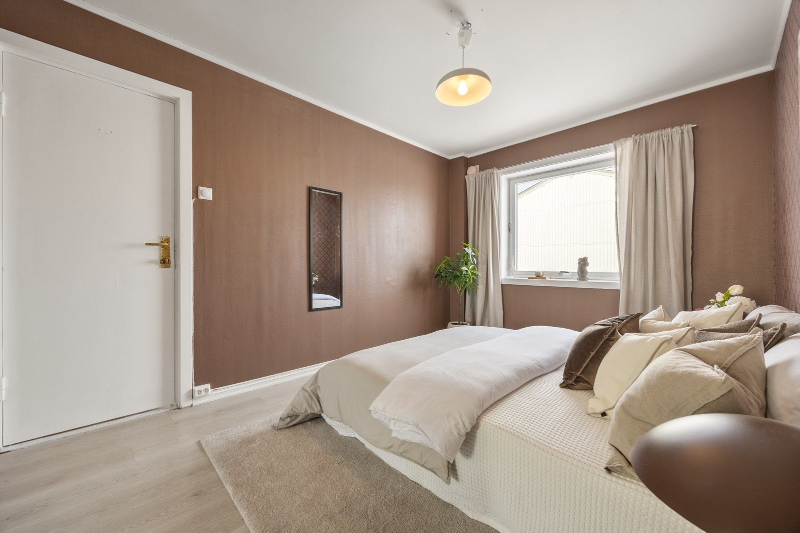 Dette soverommet har adkomst fra stuen og laminat på gulvet. Galleribilde