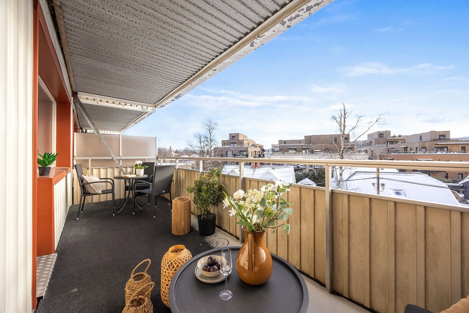 Leiligheten som ligger i 3.etasje har en koselig balkong på 12 m² med rikelig med plass for utemøbler. Galleribilde