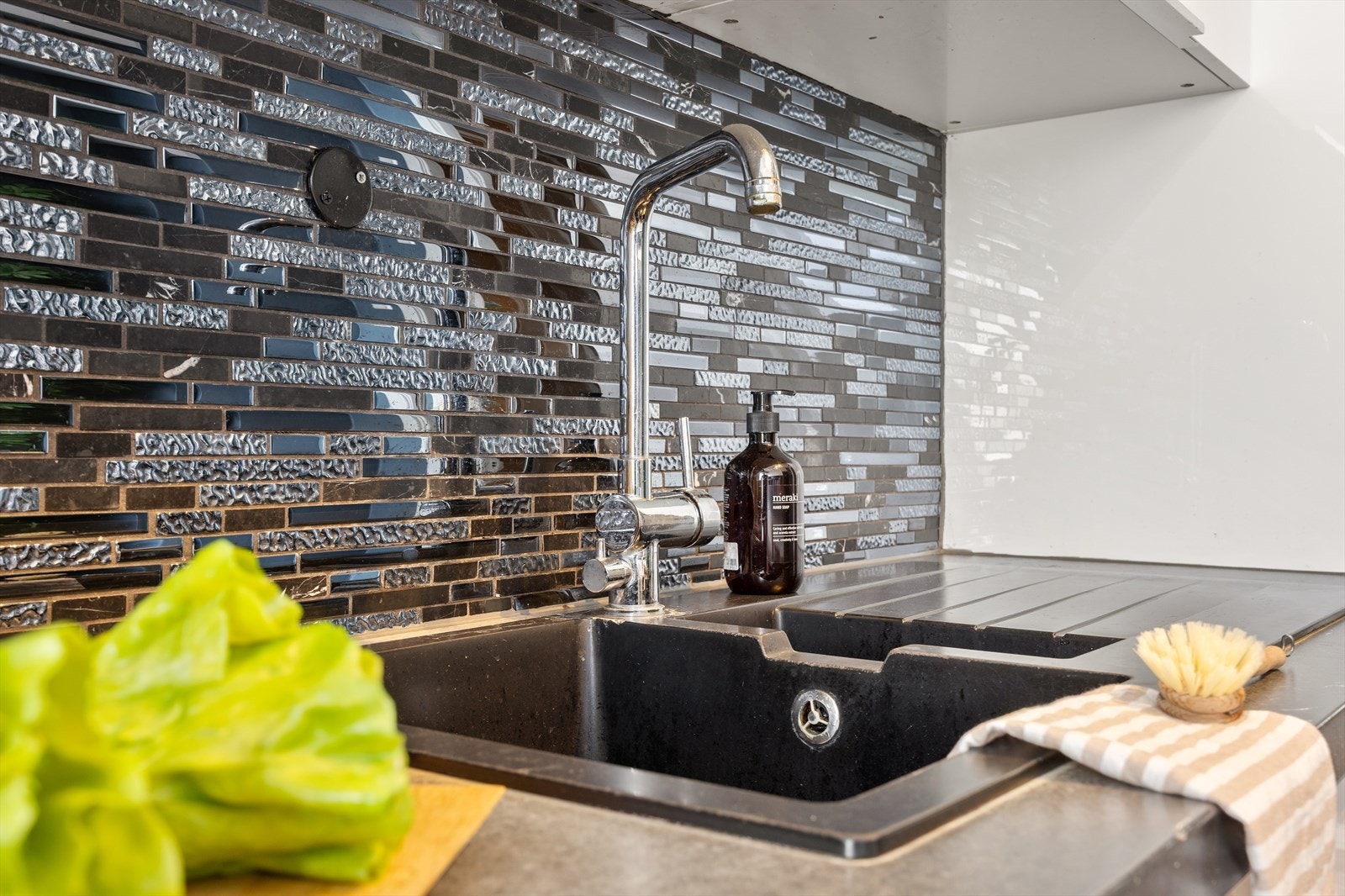 Benkeplaten i laminat har en praktisk, nedfelt kum. Galleribilde