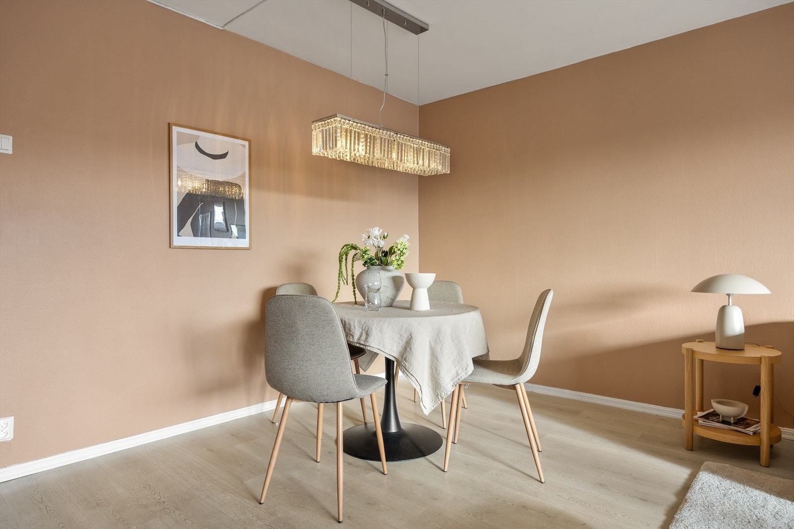 Plass til en hyggelig spiseplass for fire personer. Galleribilde