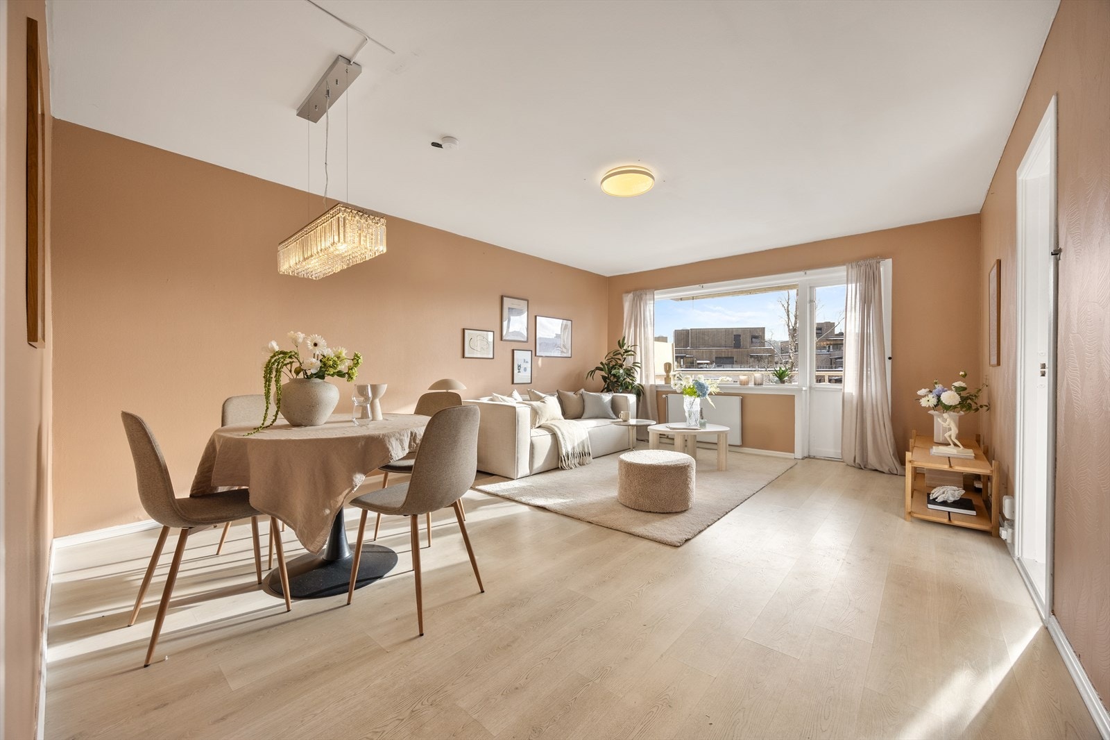 Gjennomgående laminatgulv og en takhøyde på ca. 2,43 meter gir en god romfølelse. Galleribilde