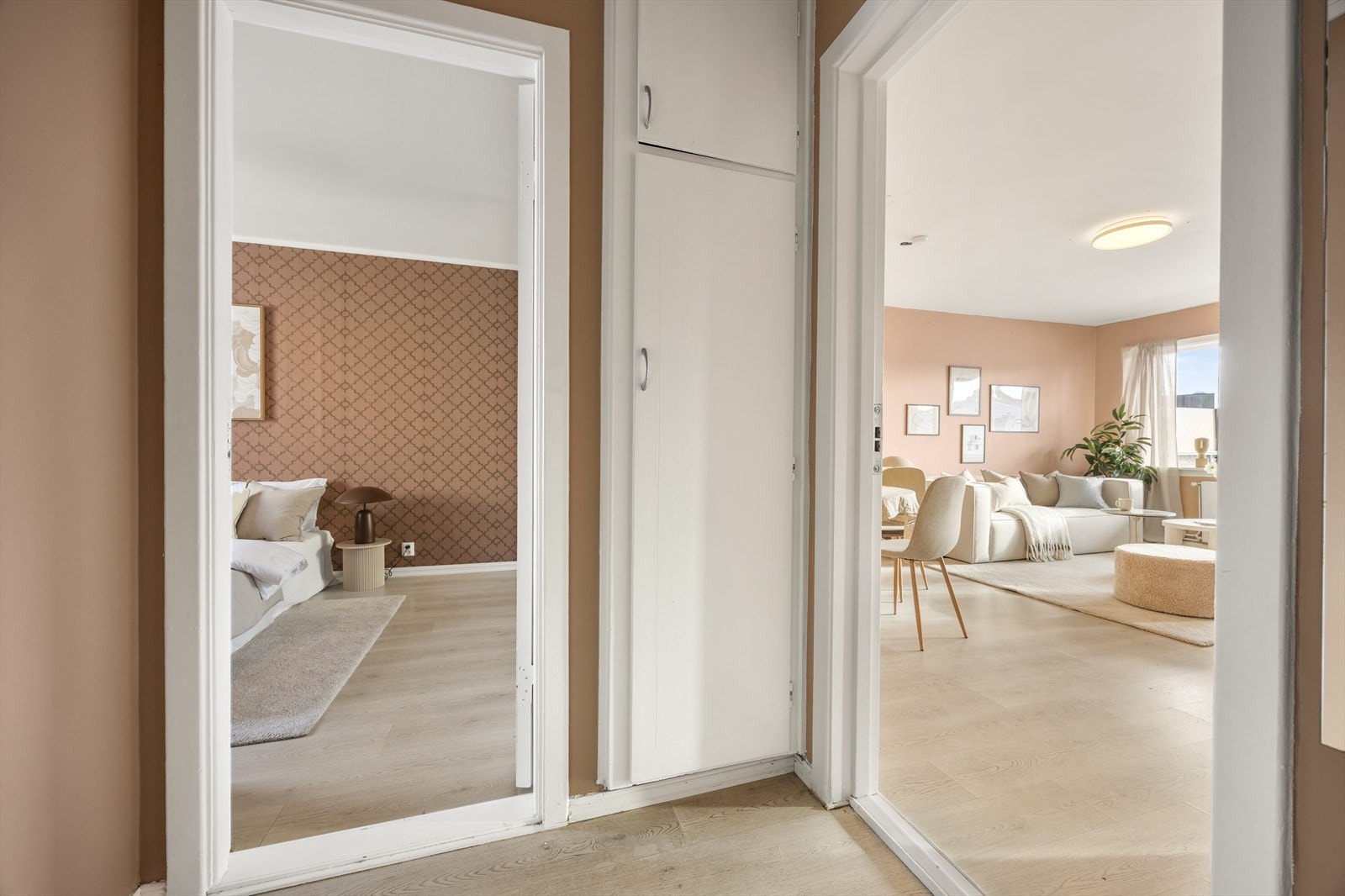 I gangen er det plass for å henge fra seg yttertøy i innebygd garderobeskap. Galleribilde