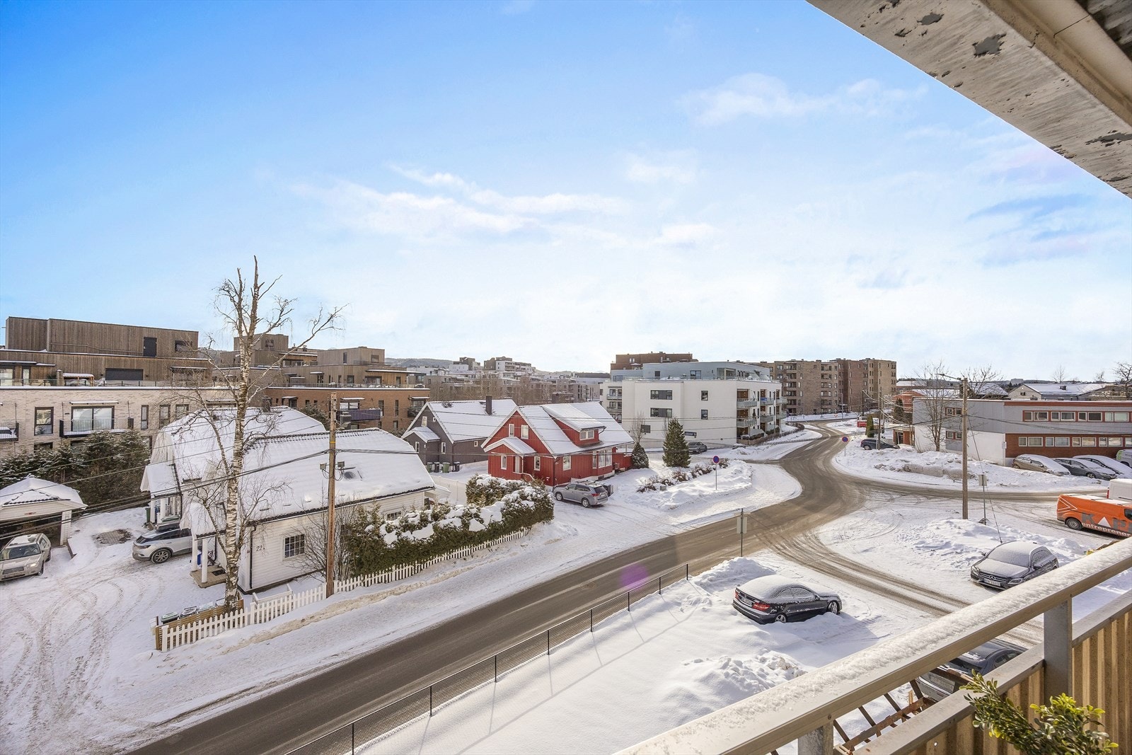Fra leiligheten er det utsikt over det etablerte nabolaget Sagdalen. Galleribilde
