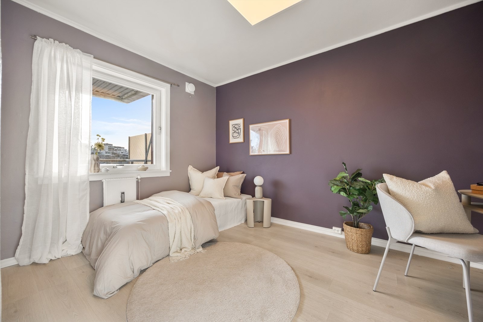 Rommet har også innebygget skapplass for ekstra oppbevaring. Galleribilde