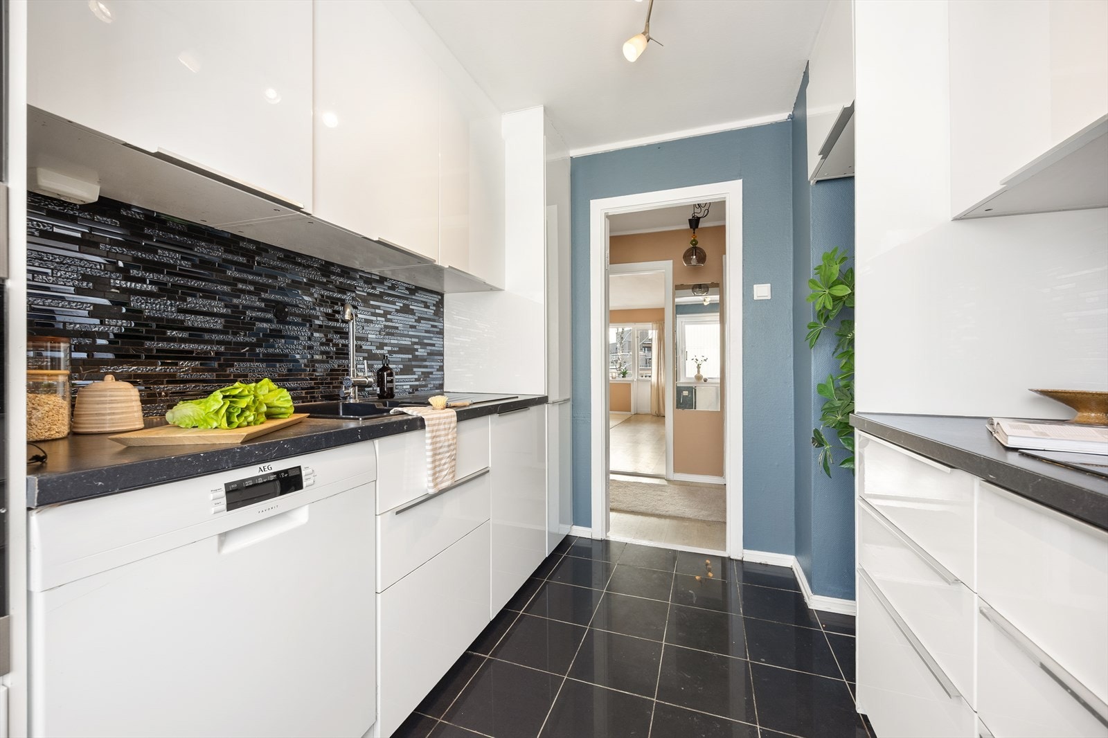 Kjøkkenet er et separat rom med moderne innredning med glatte fronter. Galleribilde