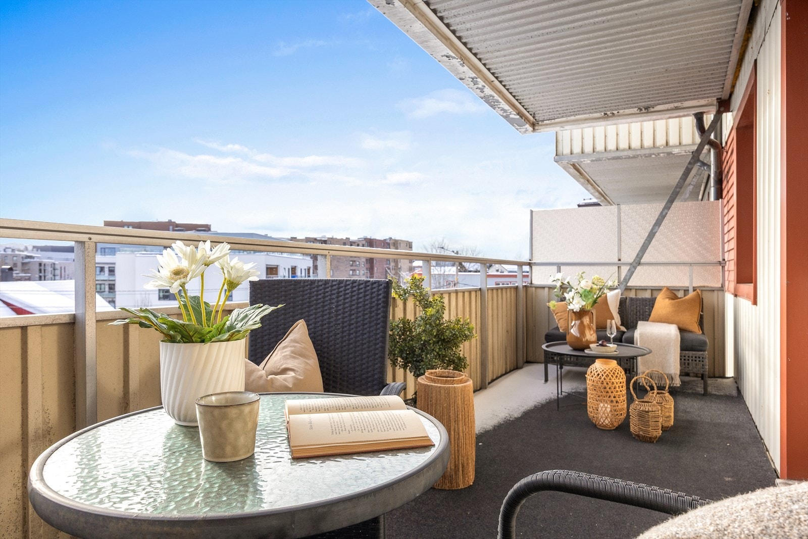 En flott uteplass som fungerer som en forlengelse av stuen på varme dager. Galleribilde