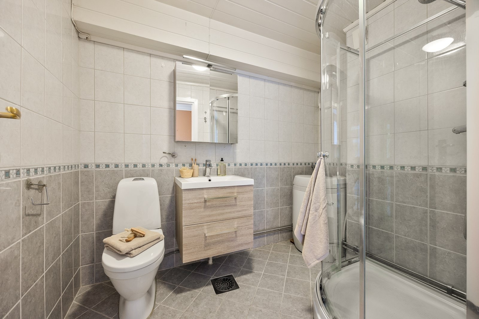 Rommet er utstyrt med servant, klosett og dusjkabinett. Galleribilde