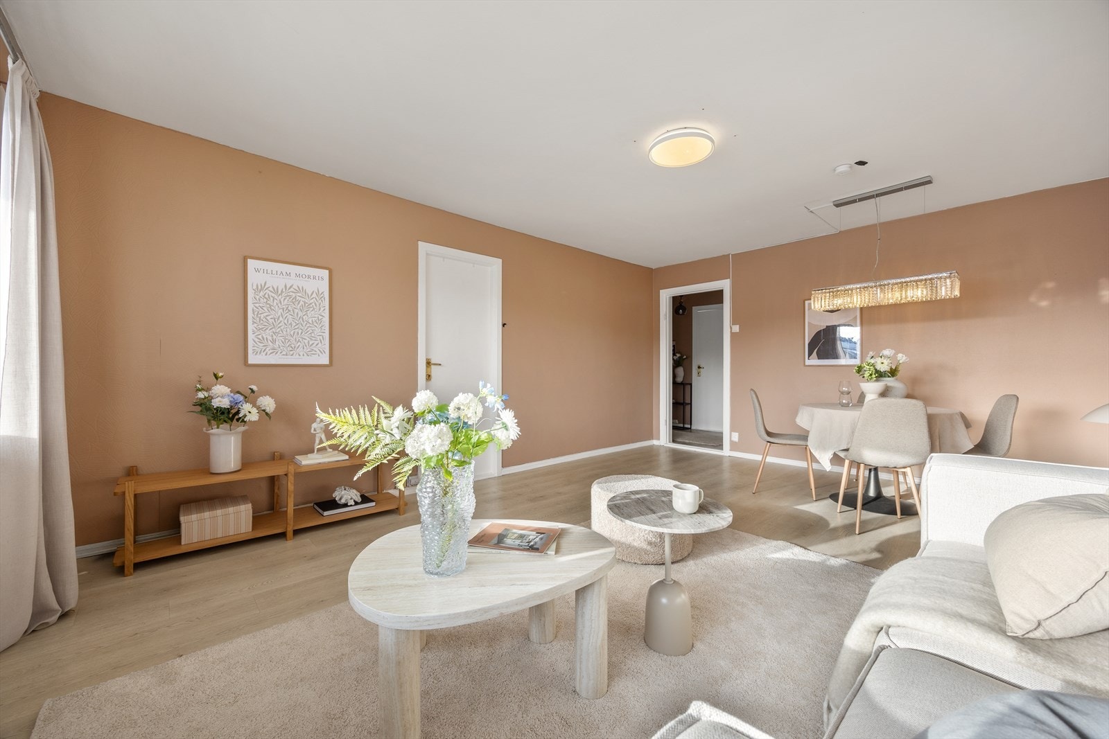 Stuen har en åpen atmosfære med flere møbleringsmuligheter. Galleribilde